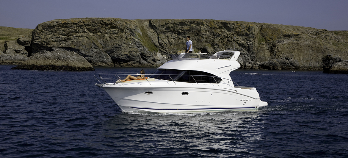 Beneteau yacht a motore